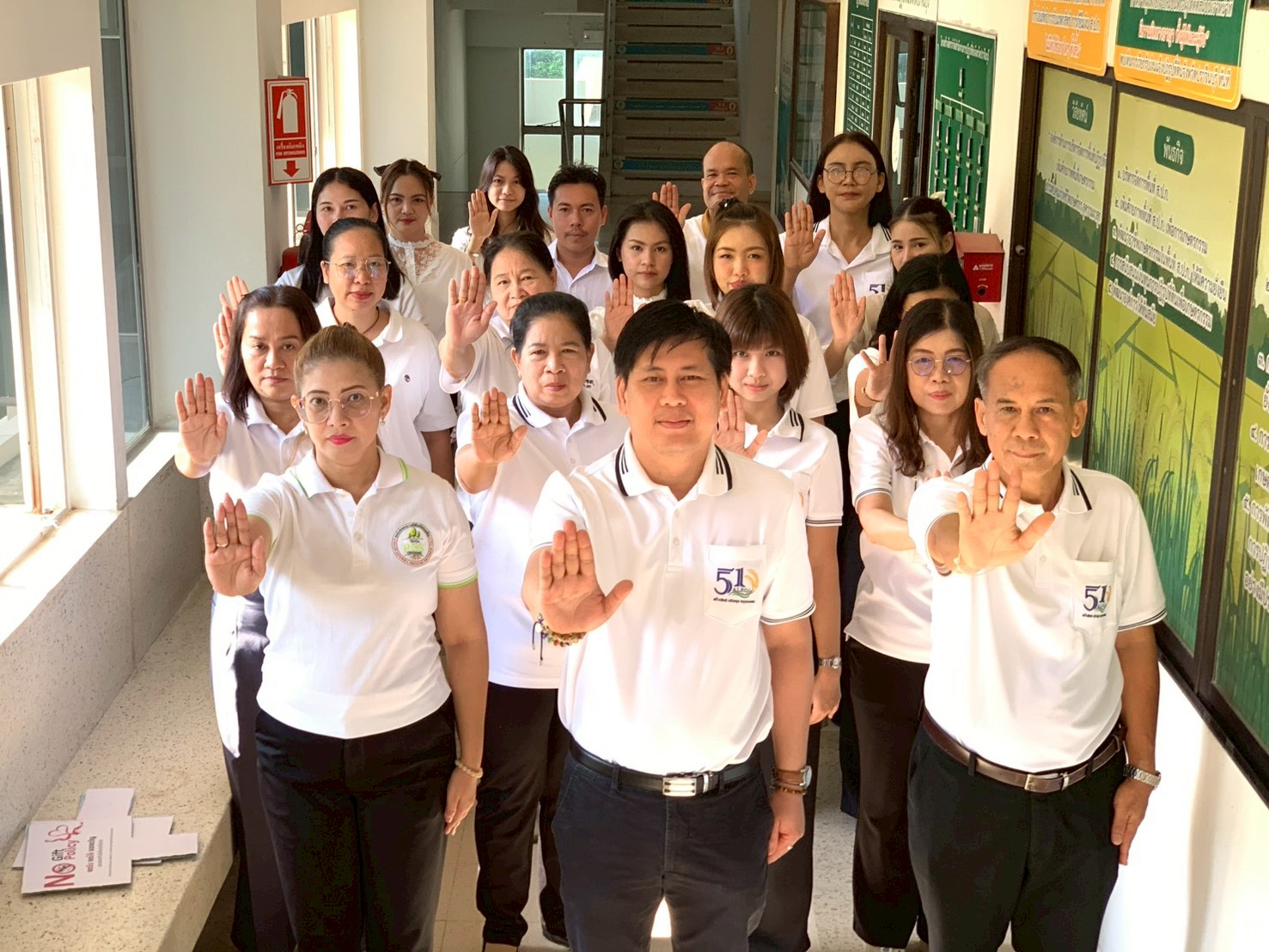 title - วันที่ 18 มีนาคม 2569 นายวิทูล ประดิษฐบุญ ปฏิรูปที่ดินจังหวัดปราจีนบุรี พร้อมด้วย เจ้าหน้าที่ ส.ป.ก.ปราจีนบุรี ร่วมประกาศเจตนารมณ์ “No Gift Policy” ไม่รับของขวัญของกำนัลทุกชนิดจากการปฏิบัติหน้าที่ เพื่อร่วมขับเคลื่อนการป้องกันและแก้ไขปัญหาการทุจริต